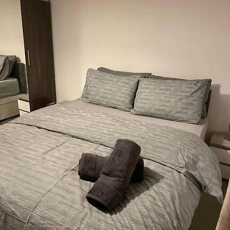1 Bedroom Apartment Royal Docks Londra Esterno foto