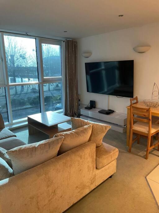 1 Bedroom Apartment Royal Docks Londra Esterno foto