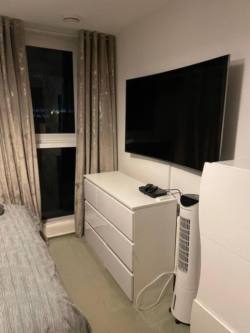 1 Bedroom Apartment Royal Docks Londra Esterno foto