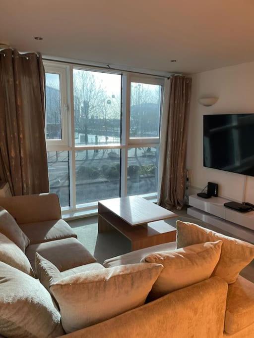 1 Bedroom Apartment Royal Docks Londra Esterno foto